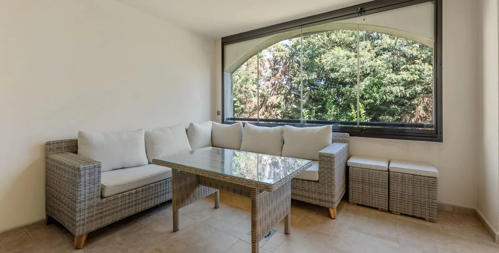 Sale of middle floor apartment in Puerto Banús 24
