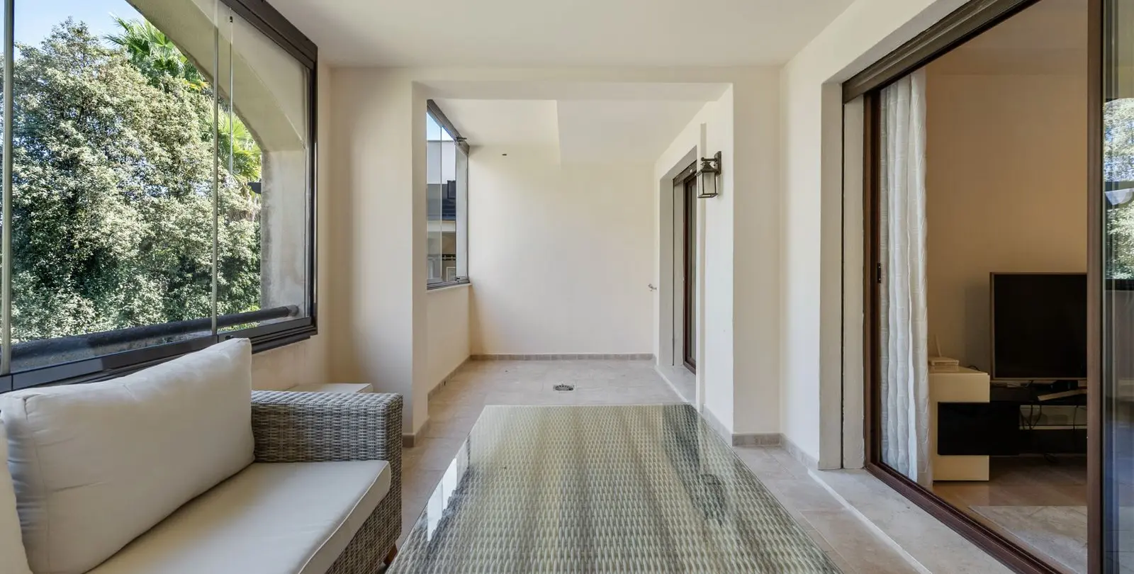 Sale of middle floor apartment in Puerto Banús 25