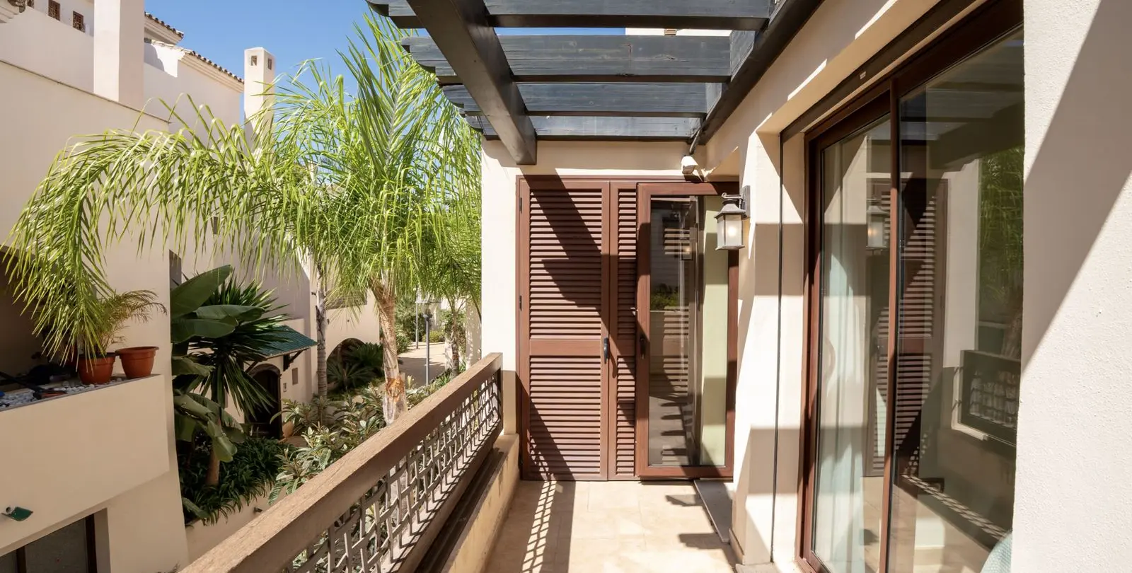 Sale of middle floor apartment in Puerto Banús 26