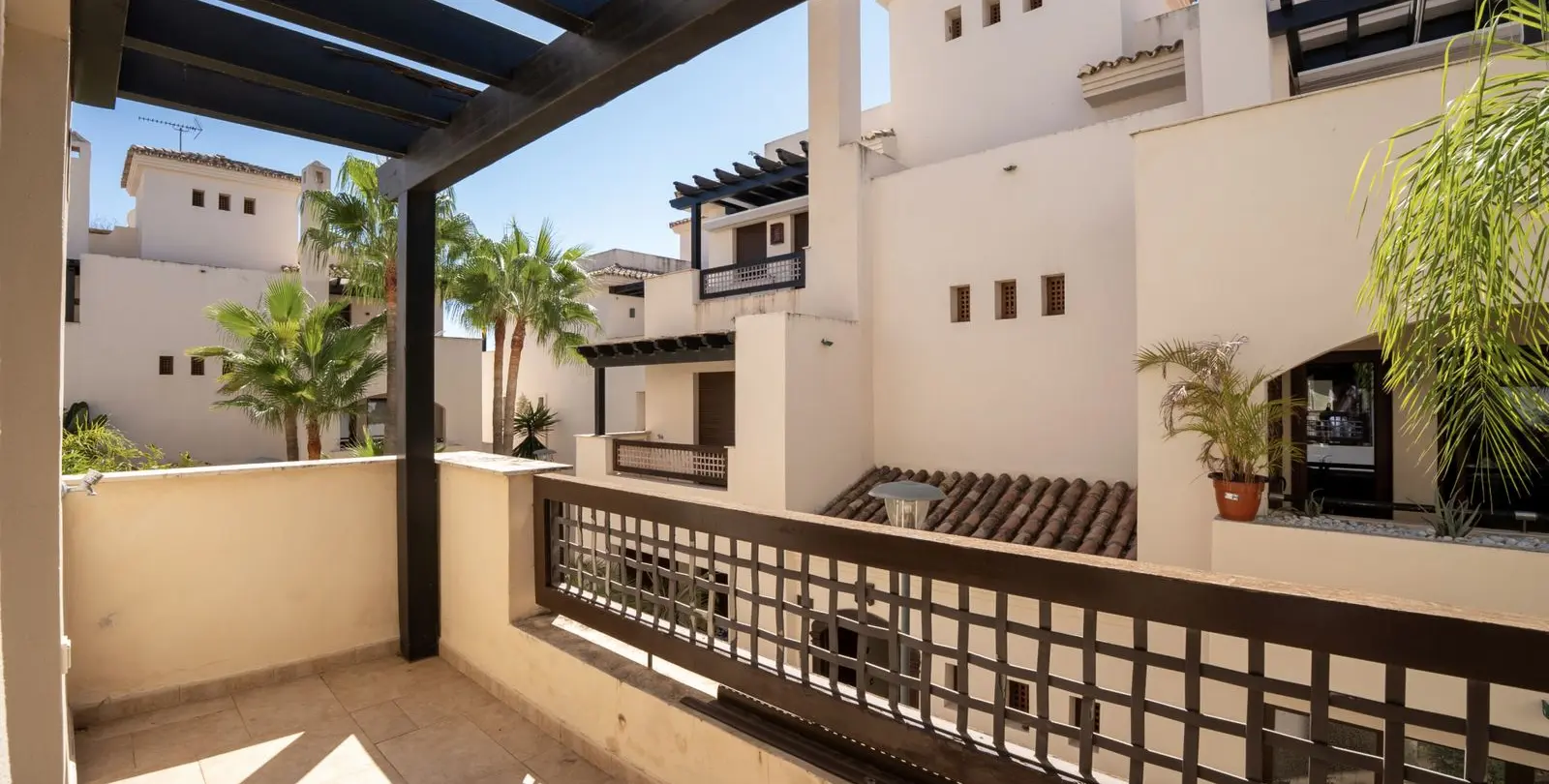 Sale of middle floor apartment in Puerto Banús 27