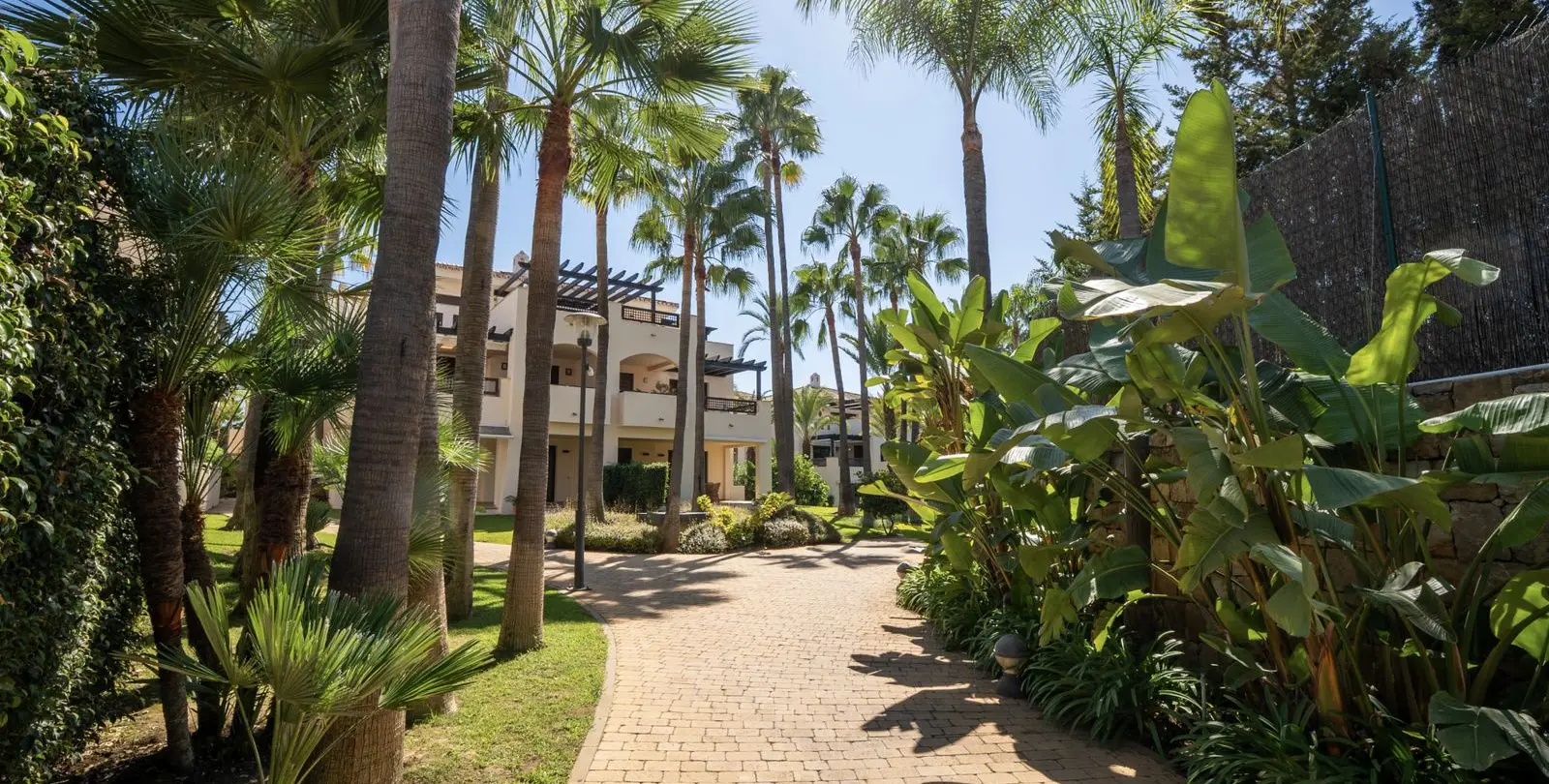 Sale of middle floor apartment in Puerto Banús 28