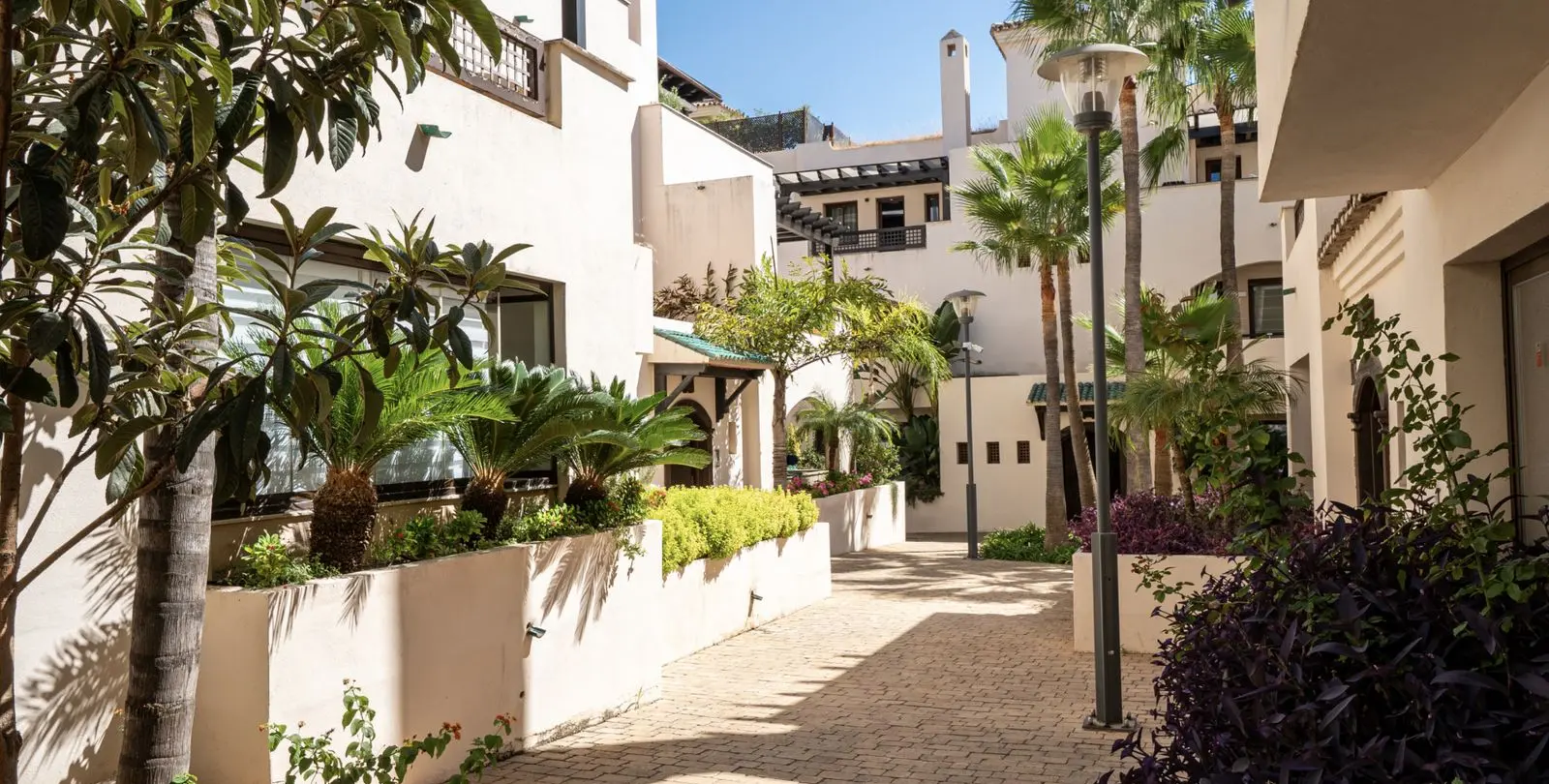 Sale of middle floor apartment in Puerto Banús 29