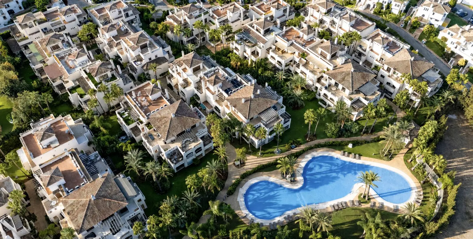 Sale of middle floor apartment in Puerto Banús 30