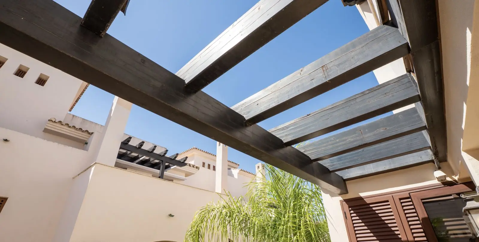Sale of middle floor apartment in Puerto Banús 32