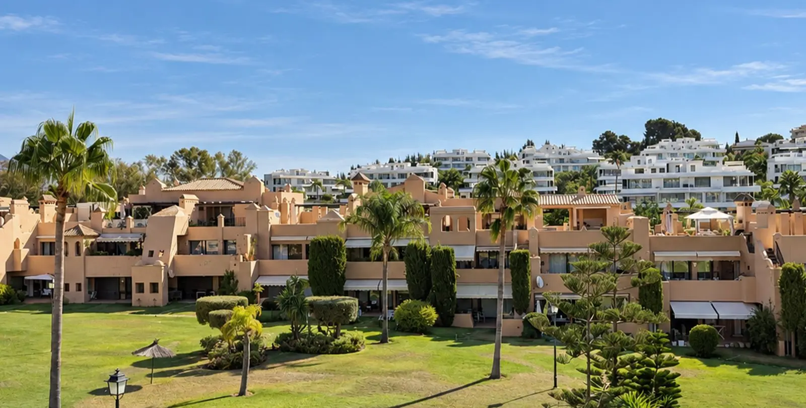 Venta de apartamento en planta media en Estepona 2