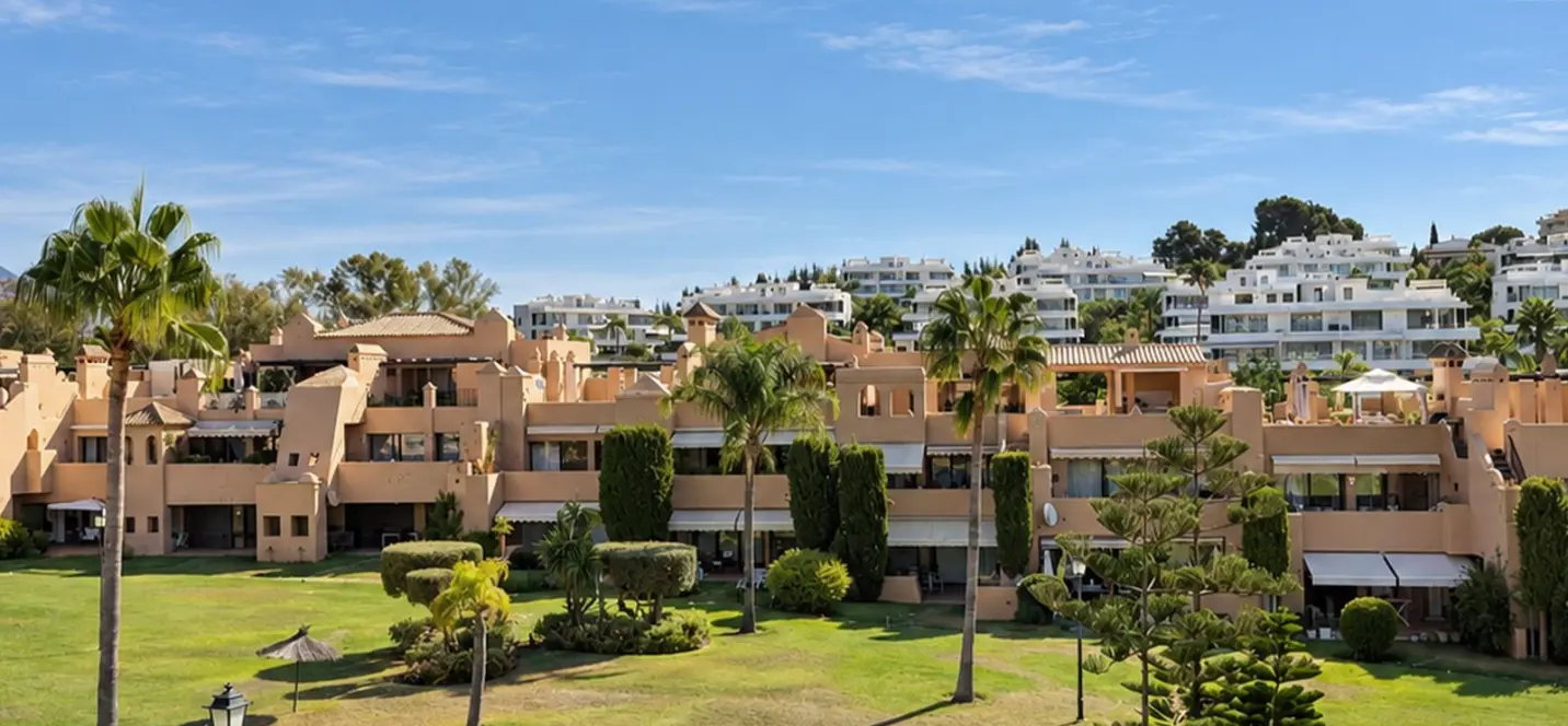 Venta de apartamento en planta media en Estepona 1