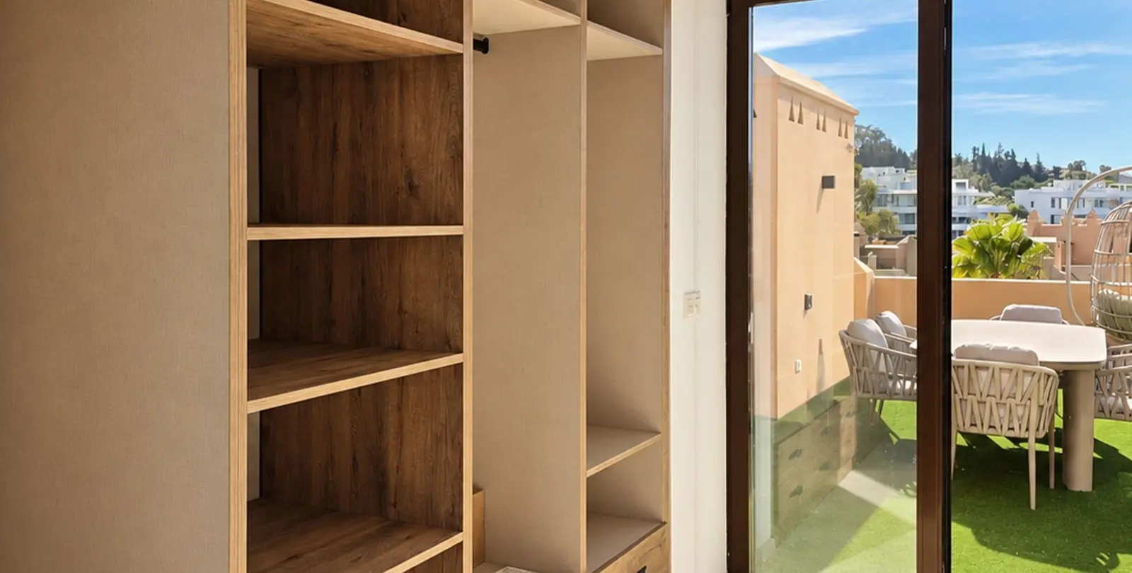Venta de apartamento en planta media en Estepona 19
