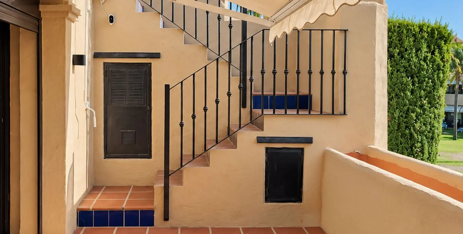 Venta de apartamento en planta media en Estepona 24