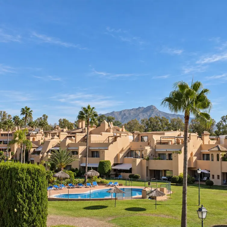 Sale of middle floor apartment in Estepona