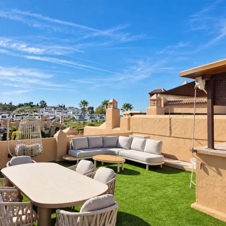 Sale of middle floor apartment in Estepona