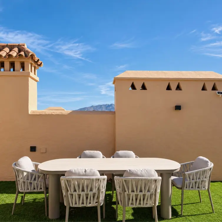 Sale of middle floor apartment in Estepona