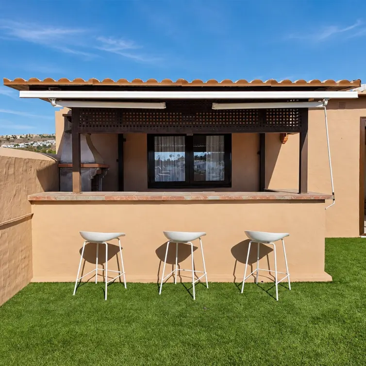 Sale of middle floor apartment in Estepona