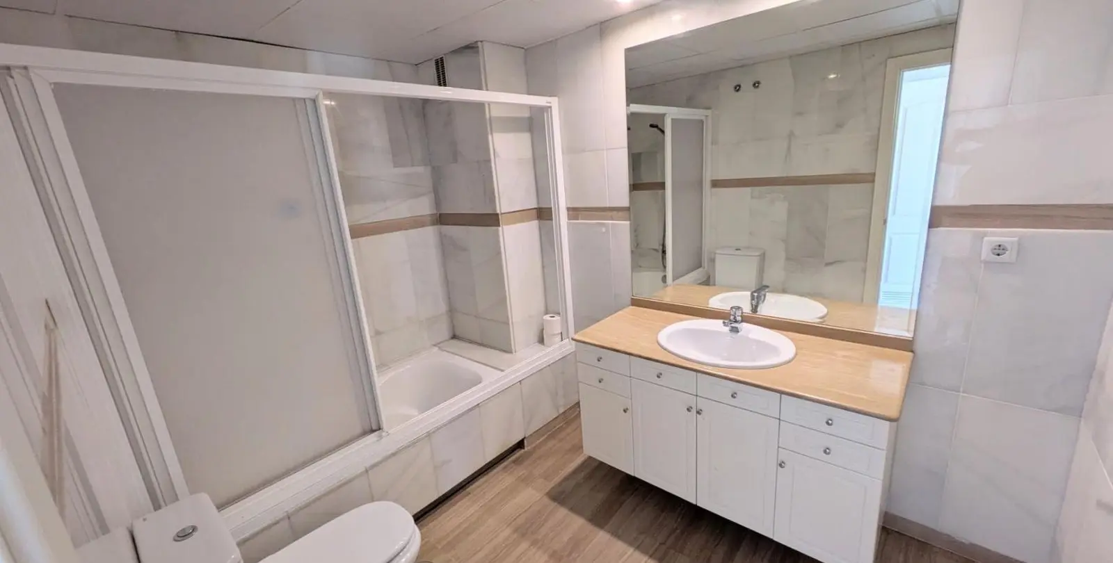 Sale of middle floor apartment in Benalmadena 11