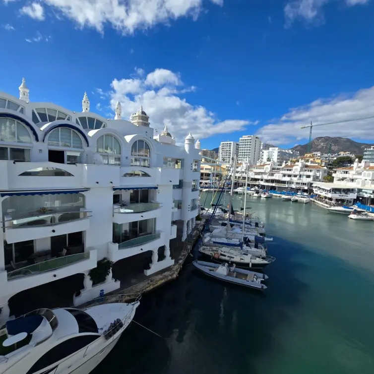 Venta de apartamento en planta media en Puerto Marina