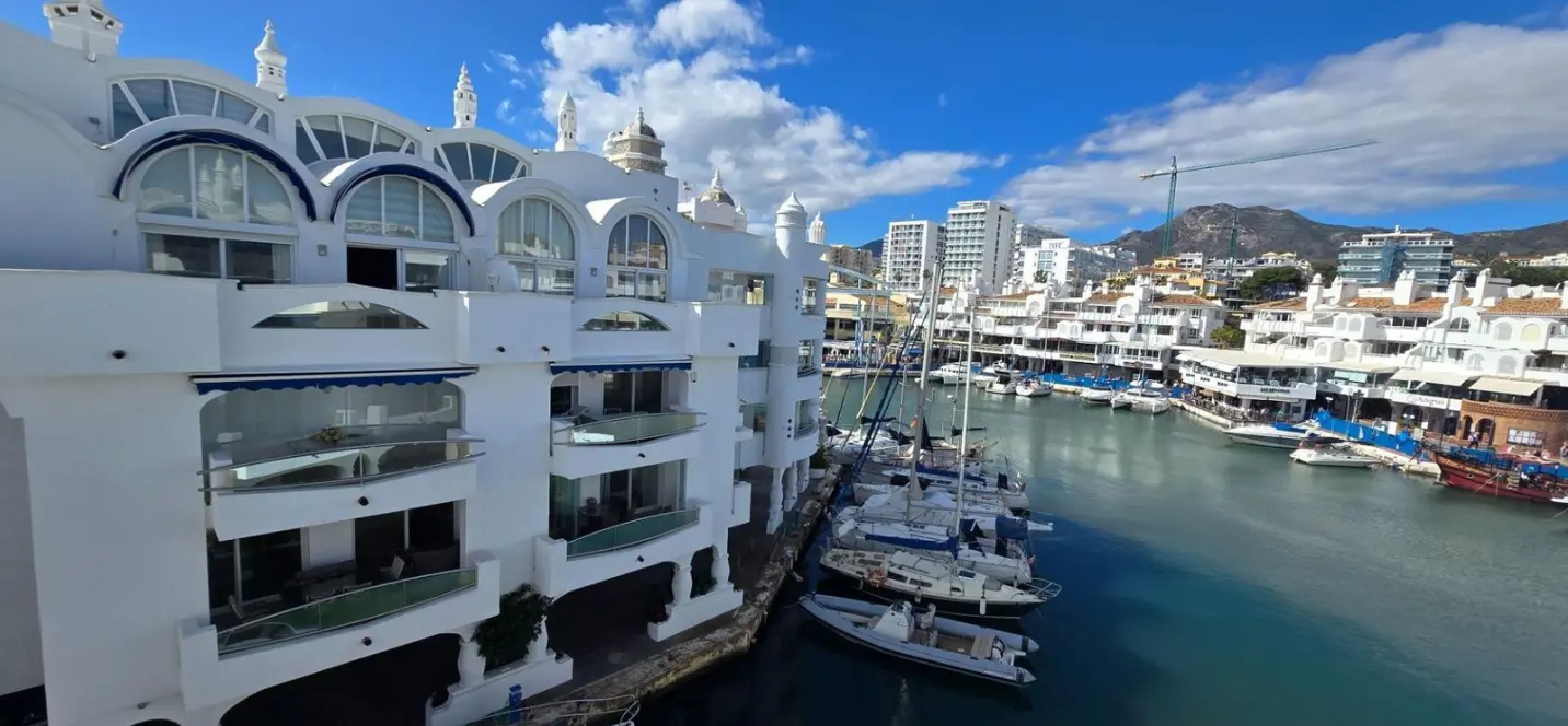 Venta de apartamento en planta media en Puerto Marina 0