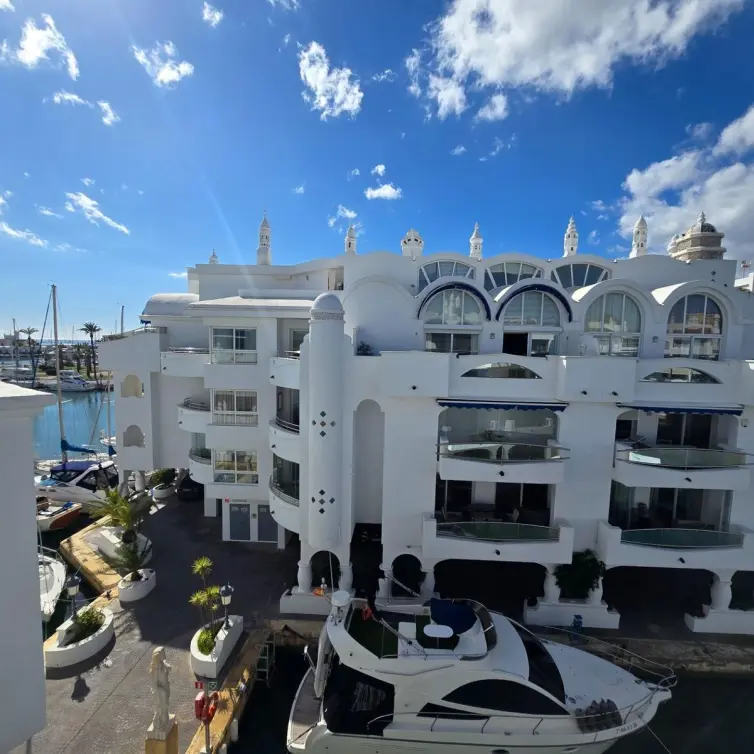 Venta de apartamento en planta media en Puerto Marina
