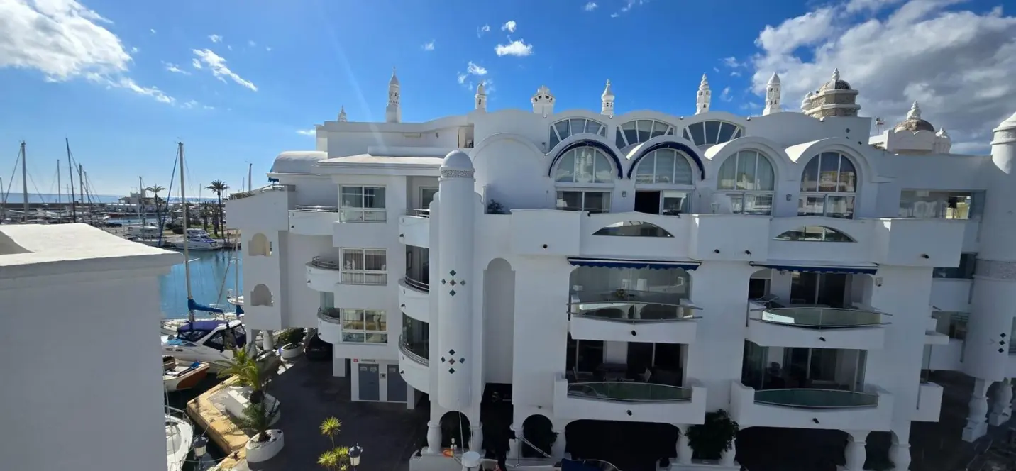 Venta de apartamento en planta media en Puerto Marina 1