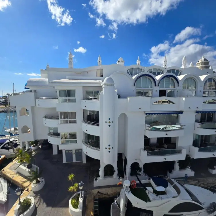 Venta de apartamento en planta media en Puerto Marina