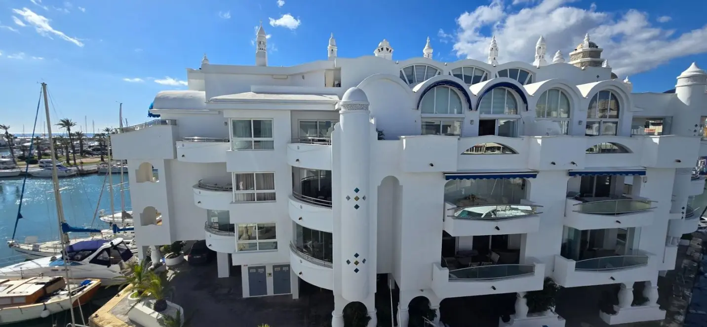 Venta de apartamento en planta media en Puerto Marina 2