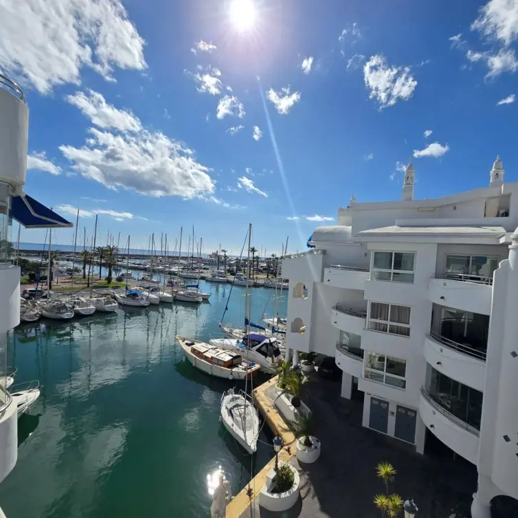 Venta de apartamento en planta media en Puerto Marina