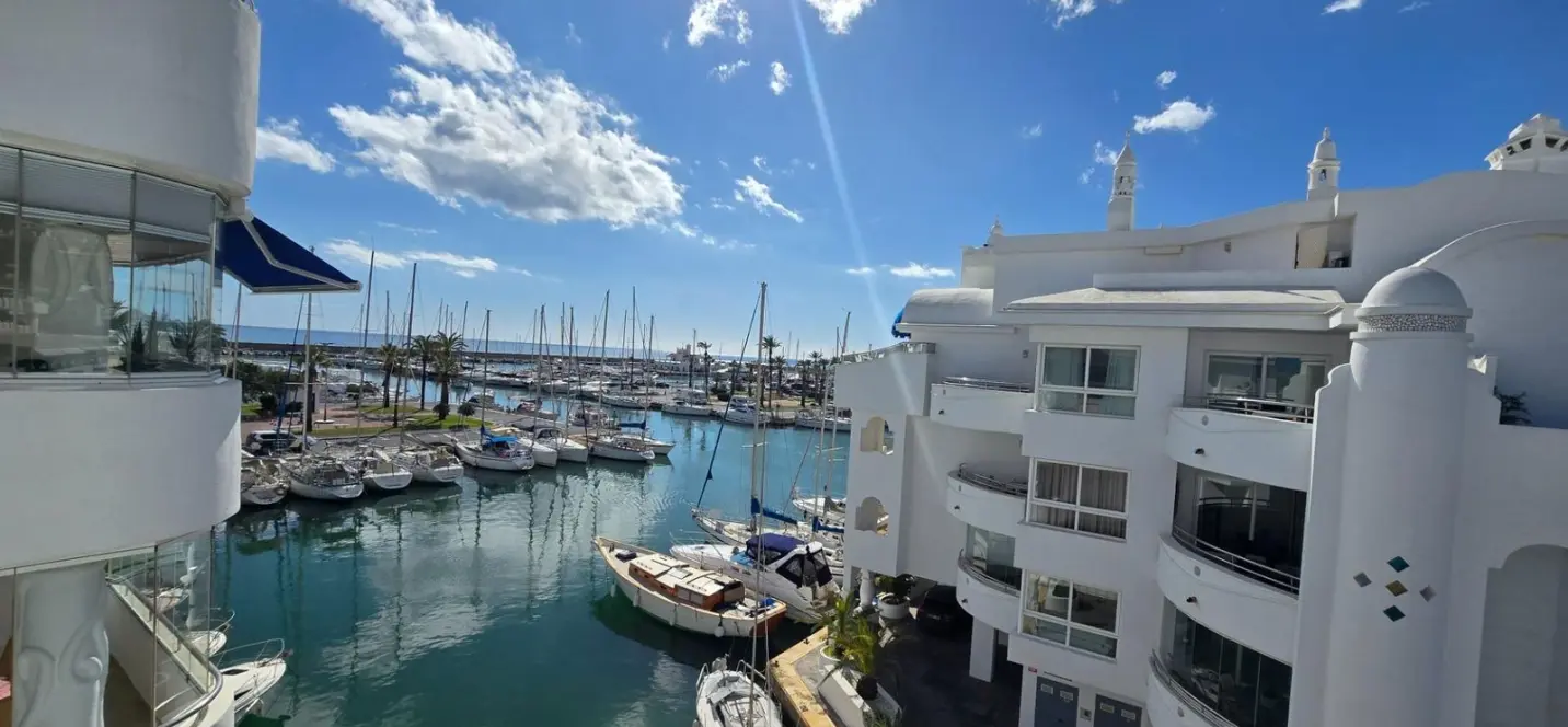 Venta de apartamento en planta media en Puerto Marina 3