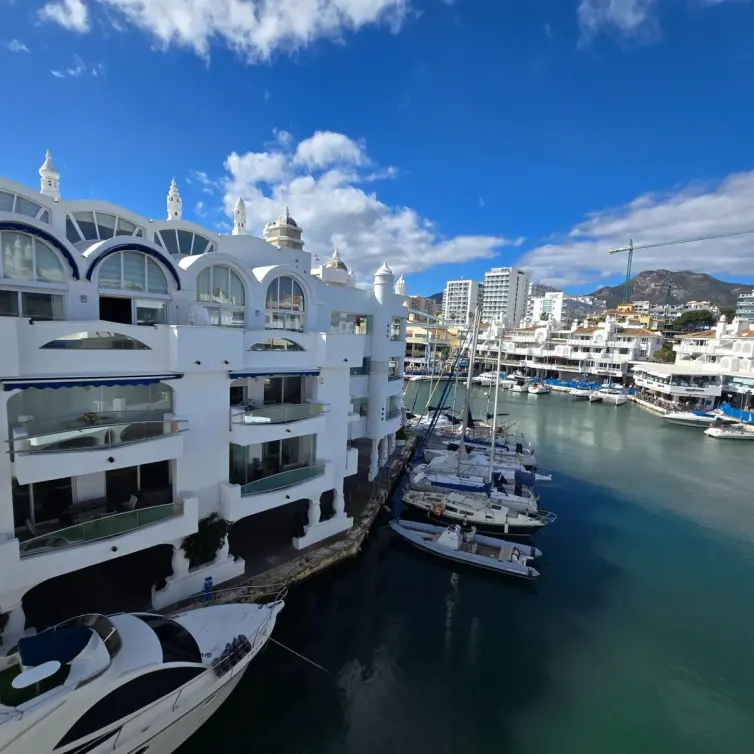 Venta de apartamento en planta media en Puerto Marina