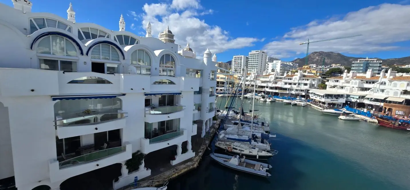 Venta de apartamento en planta media en Puerto Marina 4