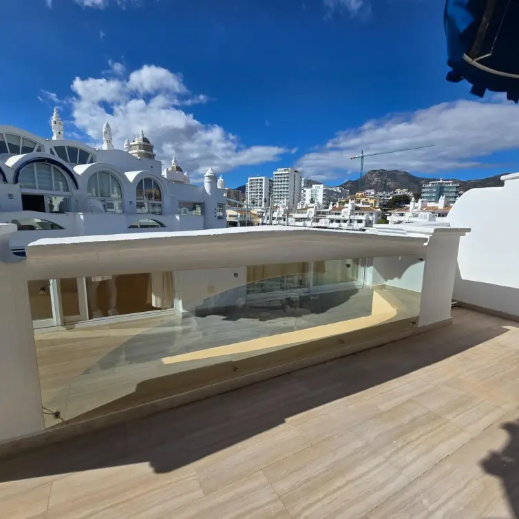 Venta de apartamento en planta media en Puerto Marina