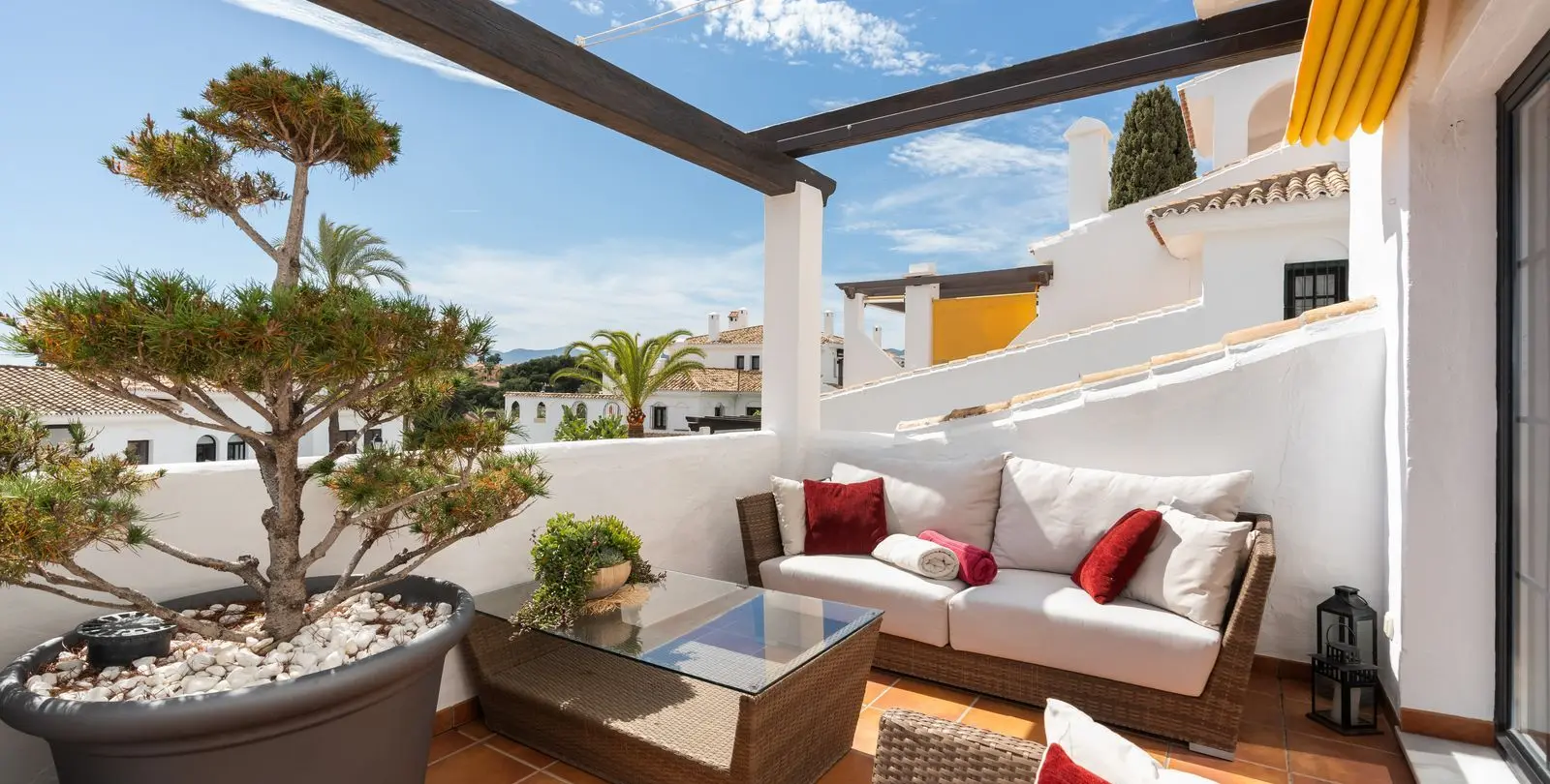 Venta de apartamento en planta media en Nueva Andalucía 2