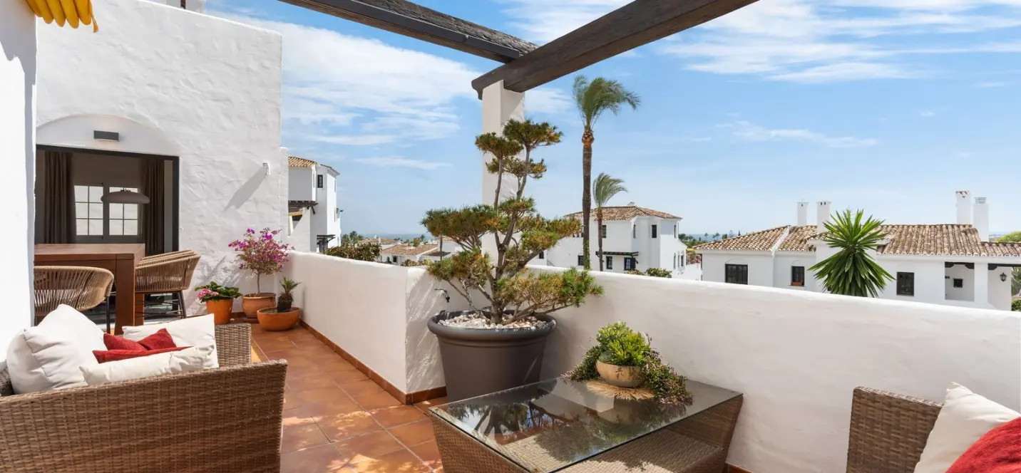 Venta de apartamento en planta media en Nueva Andalucía 2