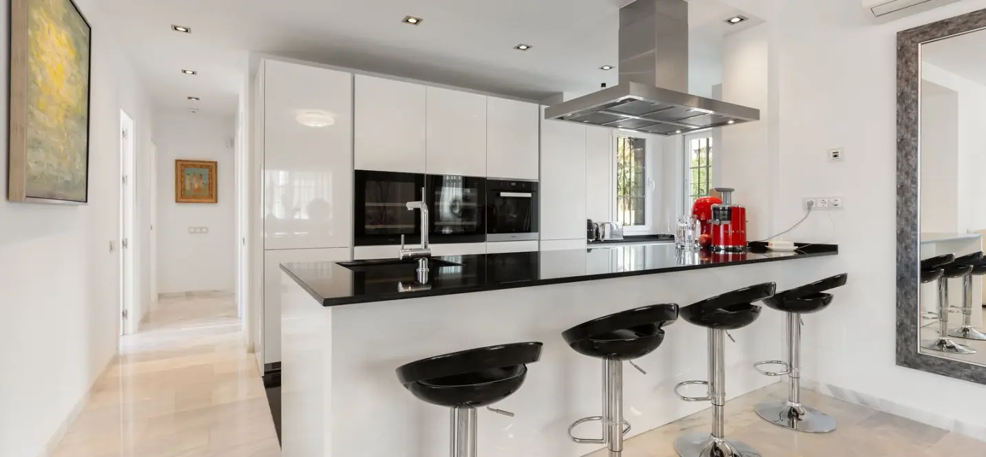 Venta de apartamento en planta media en Nueva Andalucía 4