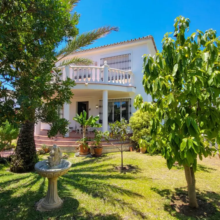 Venta de villa independiente en Elviria