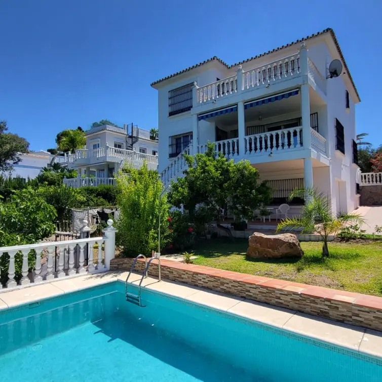 Venta de villa independiente en Elviria