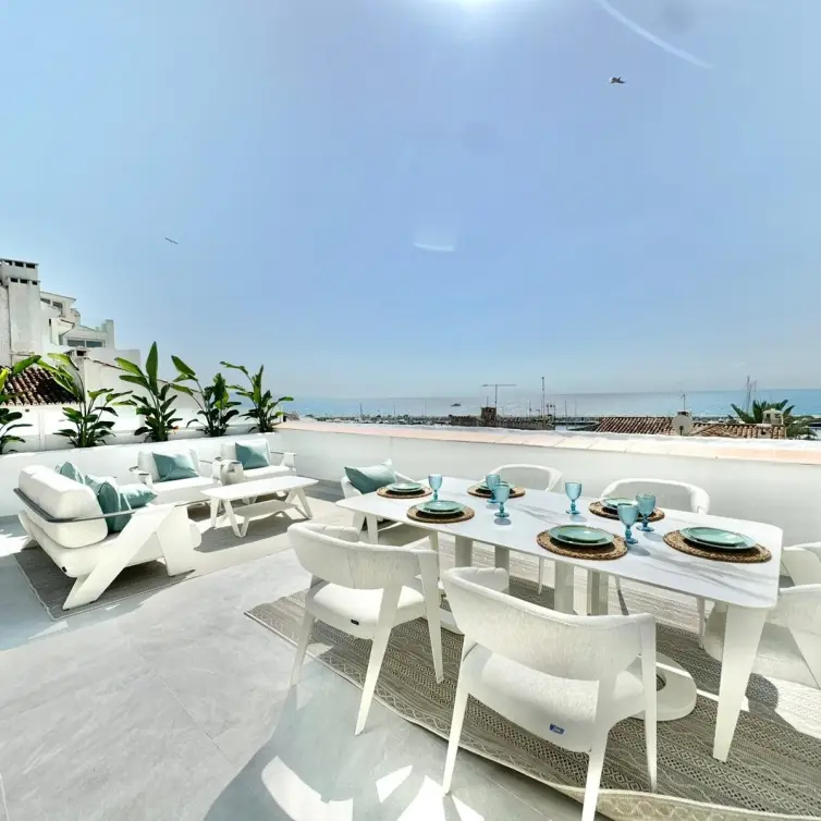 Venta de apartamento en planta media en Puerto Banús