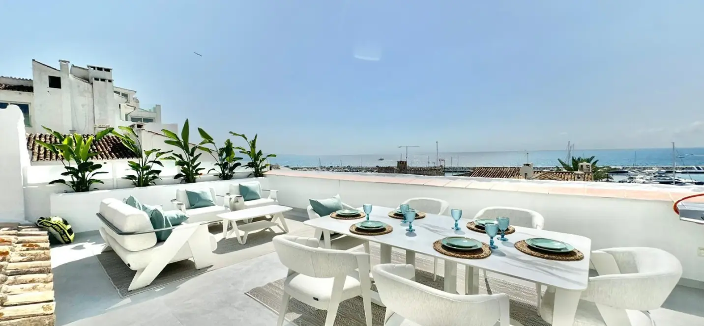 Venta de apartamento en planta media en Puerto Banús 0