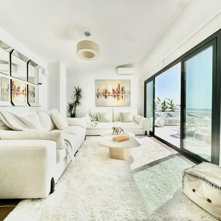 Venta de apartamento en planta media en Puerto Banús