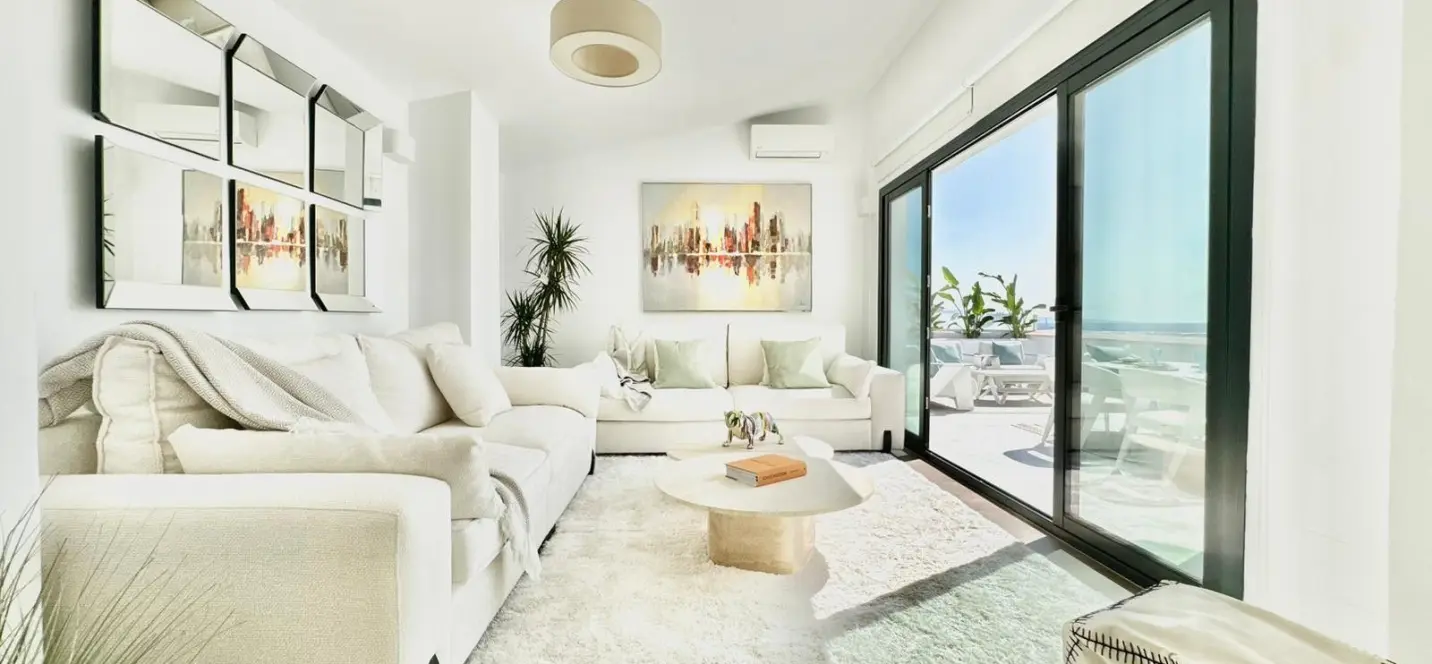 Venta de apartamento en planta media en Puerto Banús 1