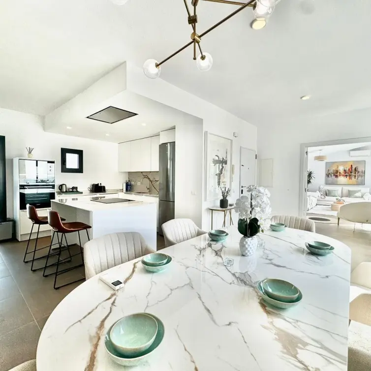 Venta de apartamento en planta media en Puerto Banús