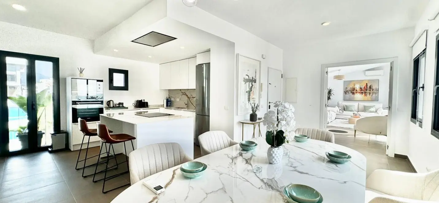 Venta de apartamento en planta media en Puerto Banús 2