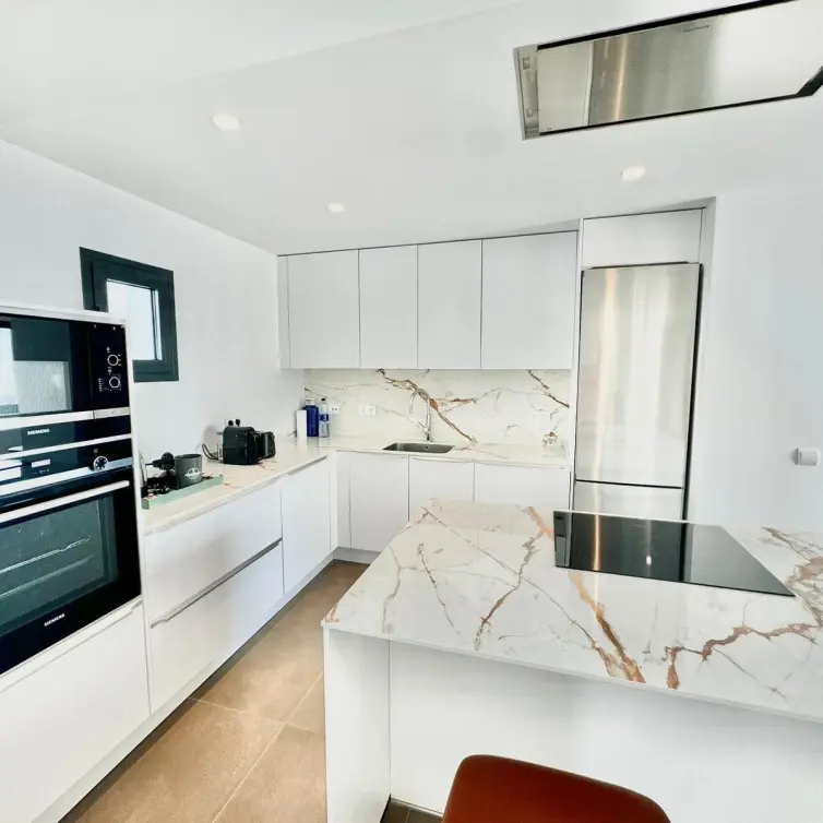 Venta de apartamento en planta media en Puerto Banús