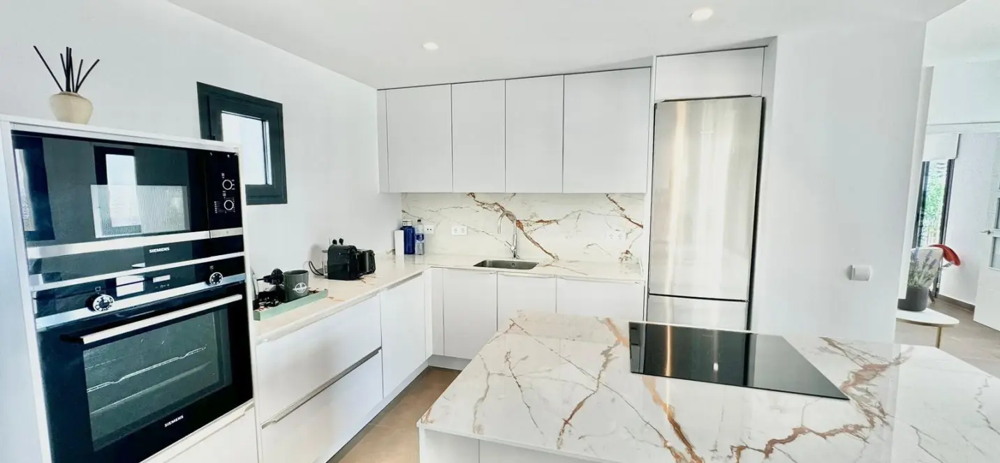 Venta de apartamento en planta media en Puerto Banús 3