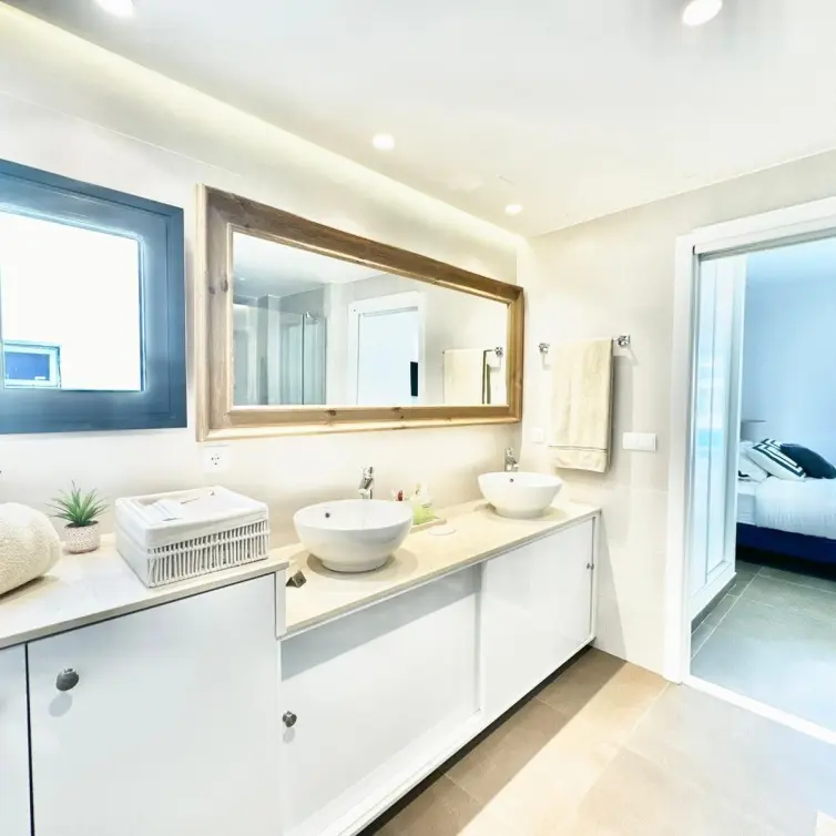 Venta de apartamento en planta media en Puerto Banús