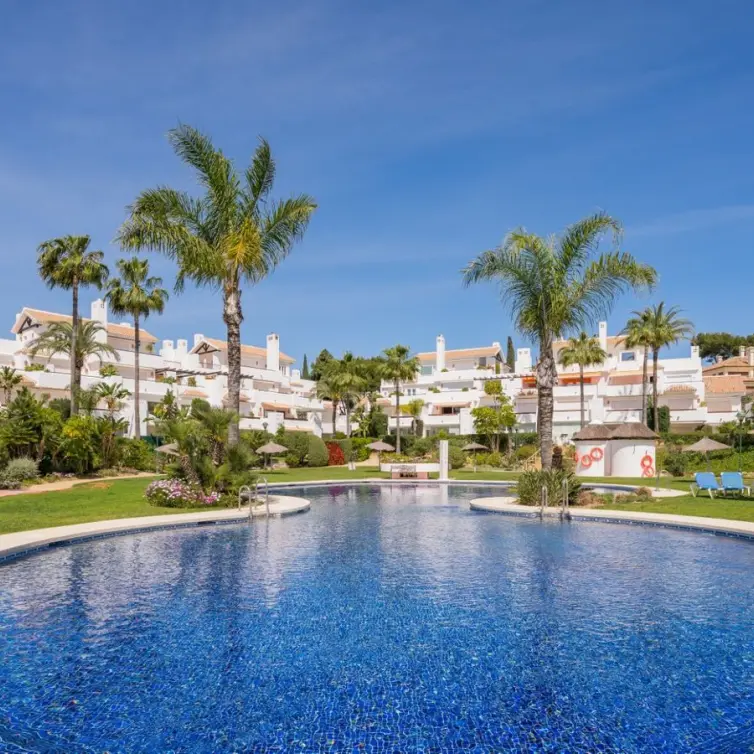 Venta de apartamento en planta media en Marbella