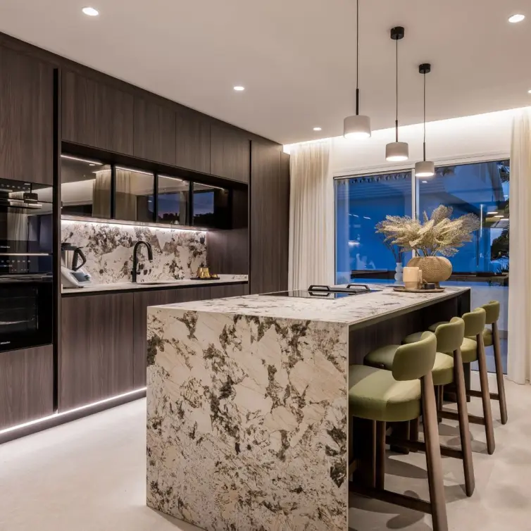 Venta de apartamento en planta media en Marbella