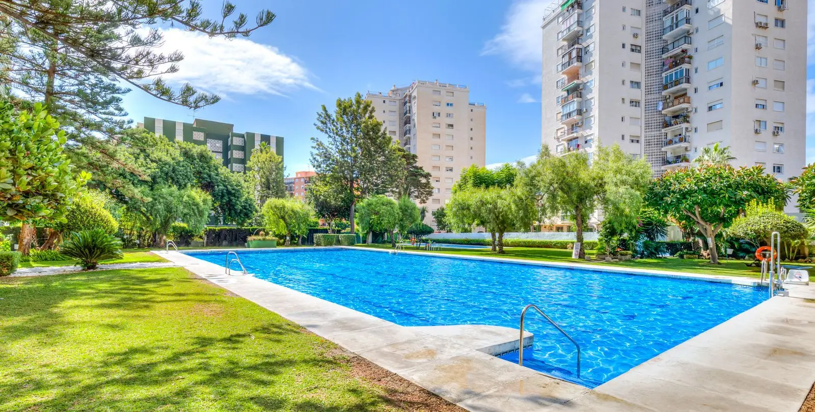 Sale of middle floor apartment in Los Boliches 15