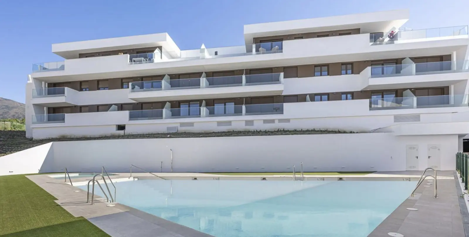 Sale of middle floor apartment in Estepona 1
