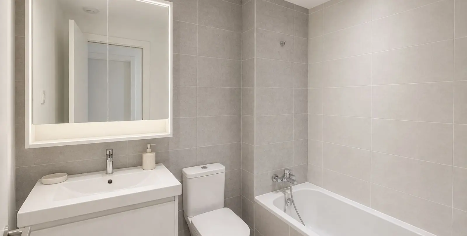 Sale of middle floor apartment in Estepona 14