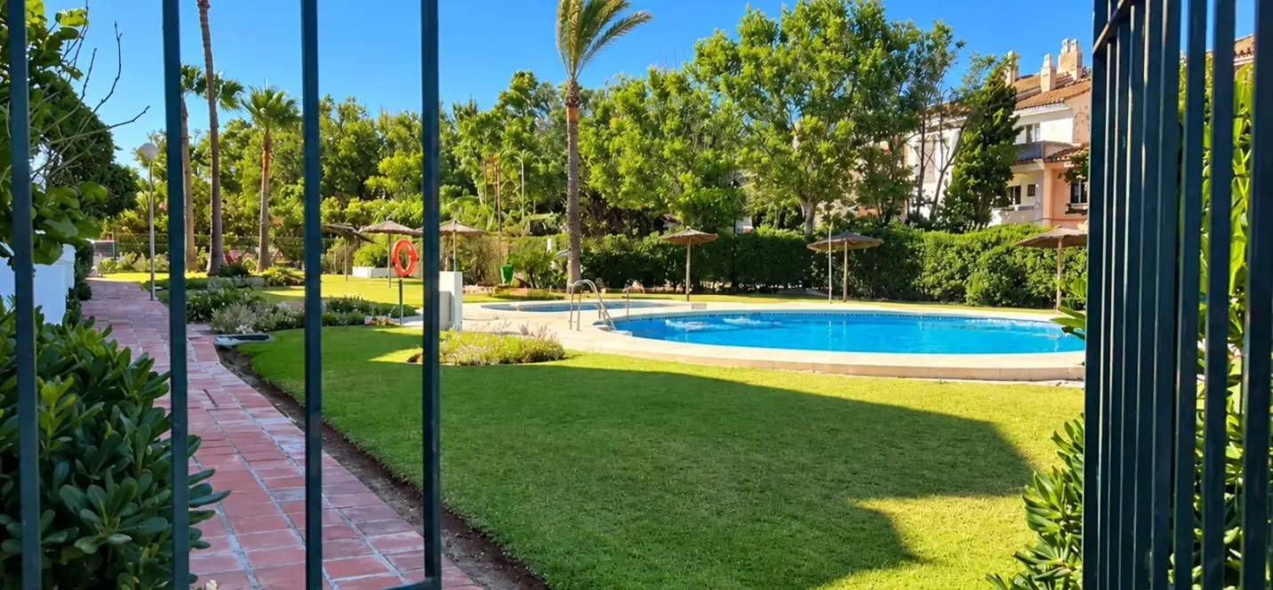 Venta de adosado en Casares 1