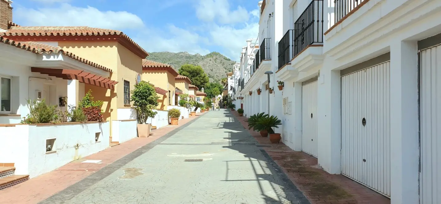 Продажа апартаментов на первом этаже в Nerja 4