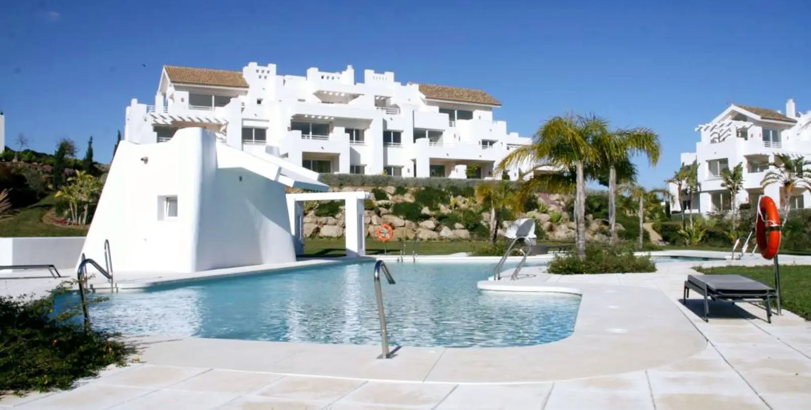 Sale of middle floor apartment in Estepona 2